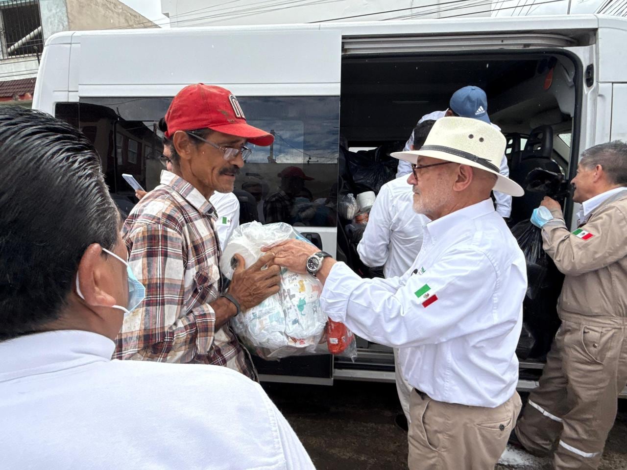 Pemex encabeza entrega de ayuda humanitaria en Poza Rica tras las inundaciones