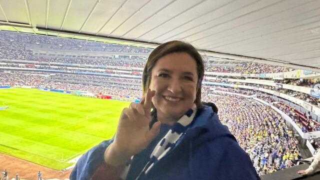 Xóchitl Gálvez con playera de Cruz Azul.