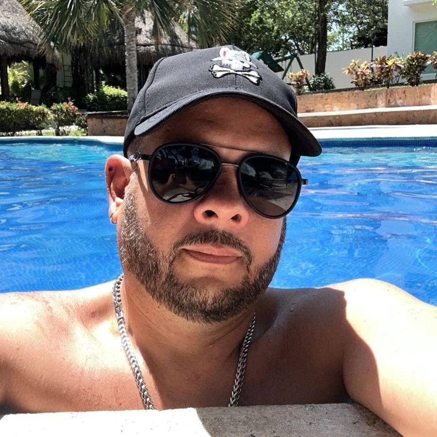 Armando Villanueva, hermano de Arath de la Torre.