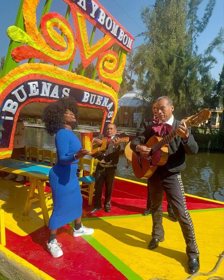 Chiky Bombom cantando con mariachi en Xochimilco.