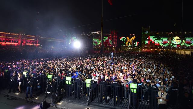 Miles personas se dieron cita en el Zócalo para la ceremonia.