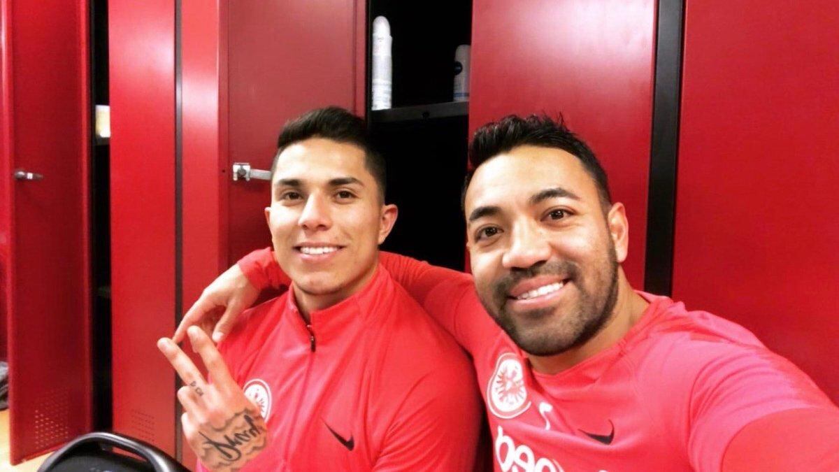 Marco Fabián junto a Carlos Salcedo.