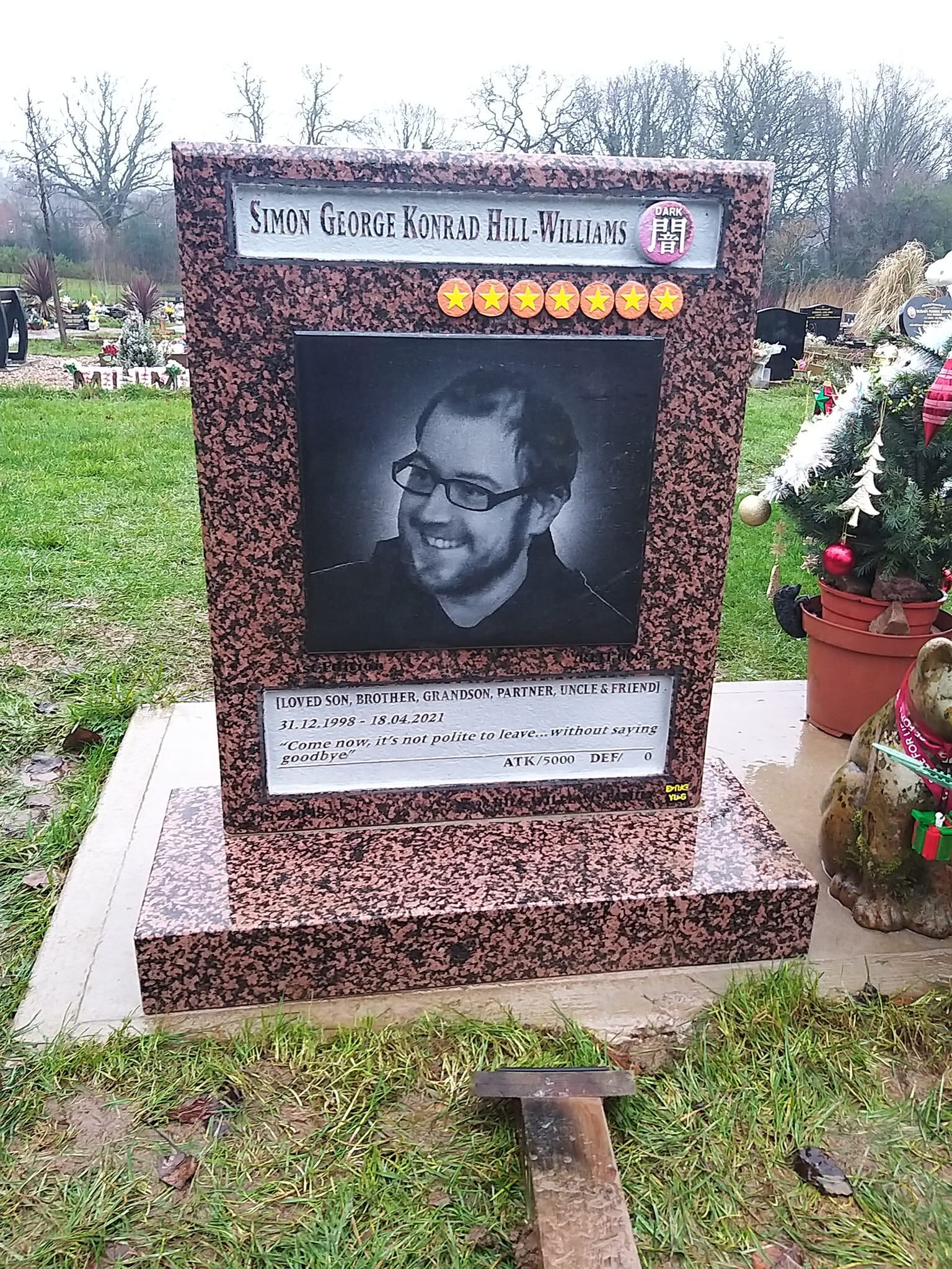 ¿Carta de Yu-Gi-Oh!? Una madre diseñó así la tumba de su hijo fan