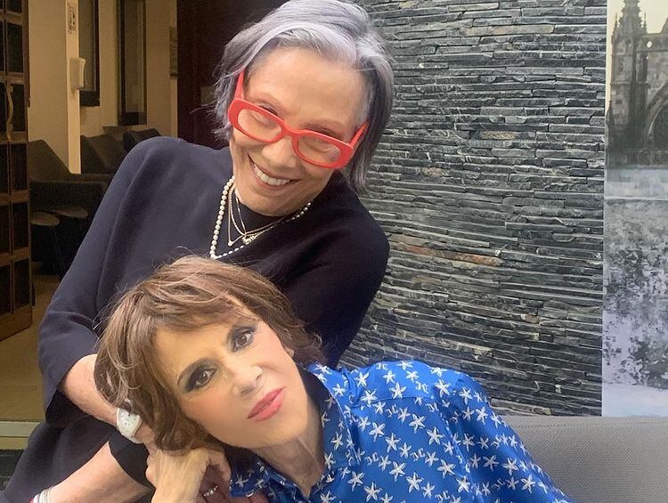 Rebecca Jones reaparece "muy delgada" tras haber estado en terapia intensiva.