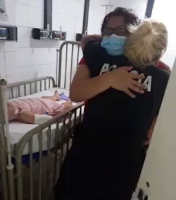Dos policías salvan a una niña de morir asfixiada