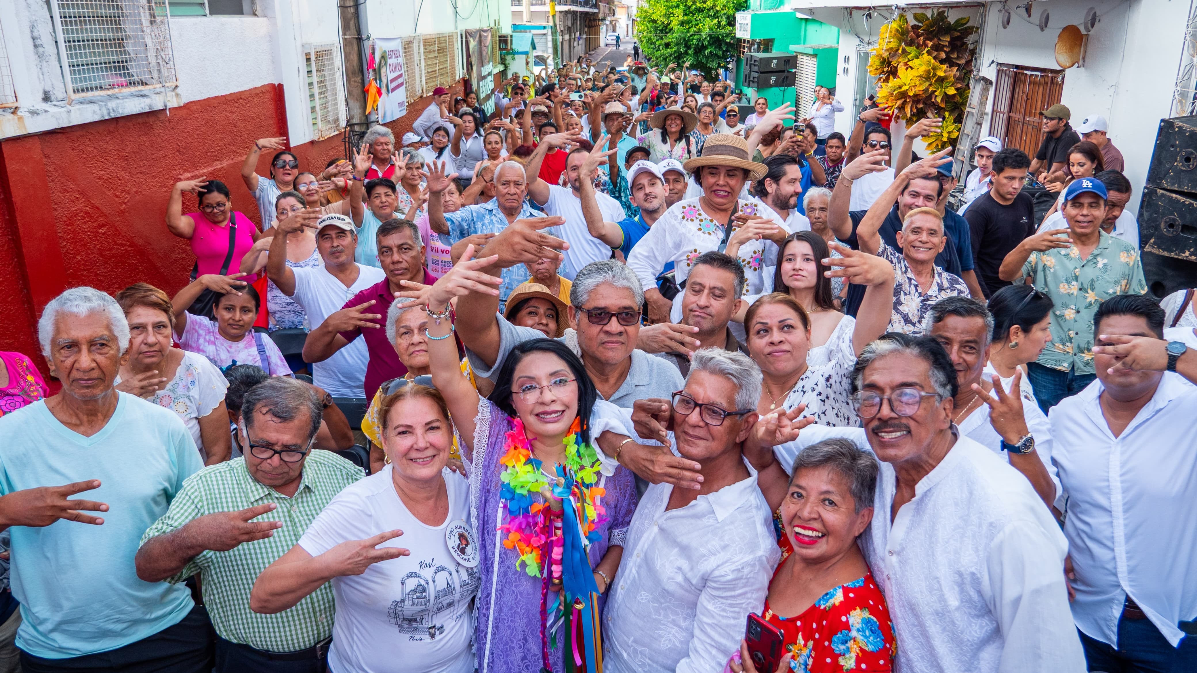Esthela Damián recibe el Bastón de Mando de barrios históricos de Acapulco