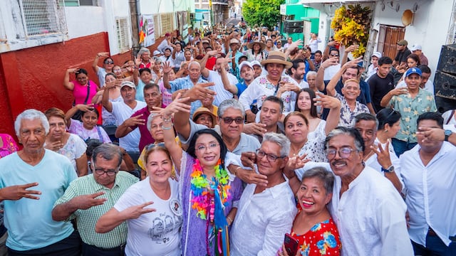 Barrios históricos de Acapulco entregan Bastón de Mando a Esthela Damián.