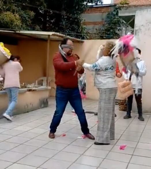Le da santo palazo a una doñita en la piñata