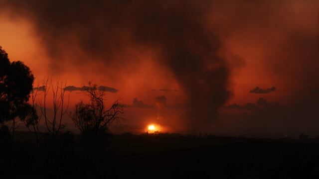 Explosión y nubes de humo tras un ataque aéreo en la parte norte de la Franja de Gaza, visto desde Sderot, sur de Israel.