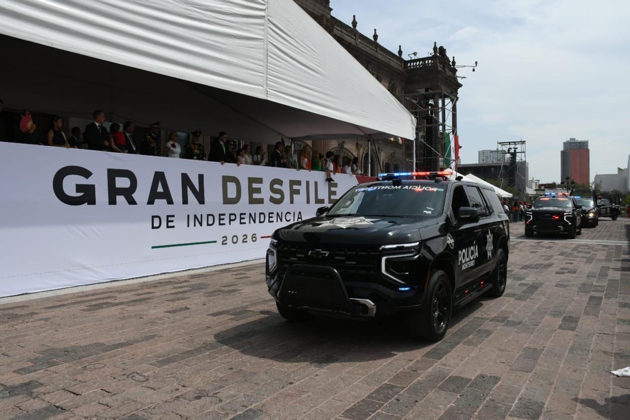Policías de Monterrey realizan desfile cívico-militar.