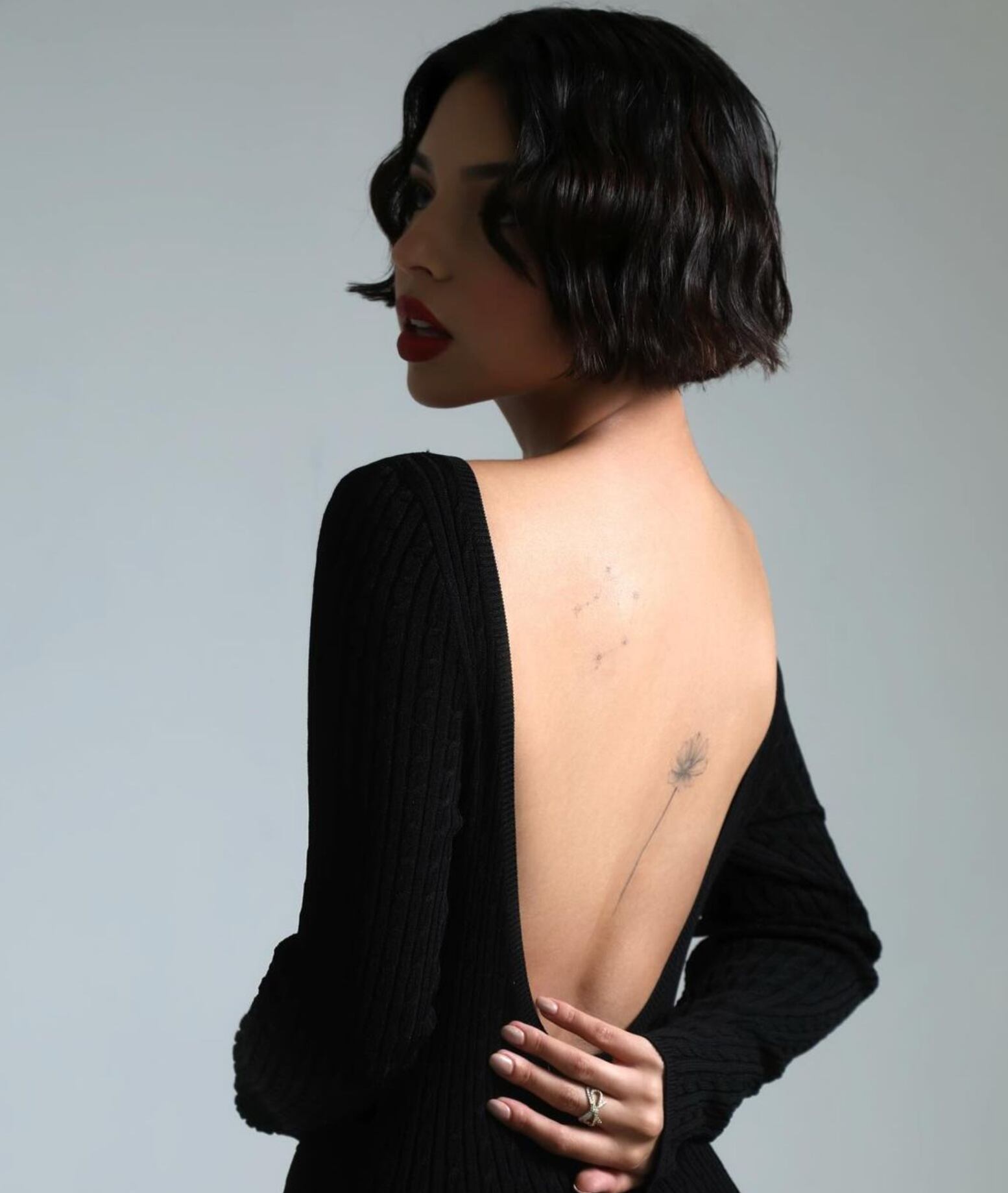 Ángela Aguilar presume su tatuaje de flor