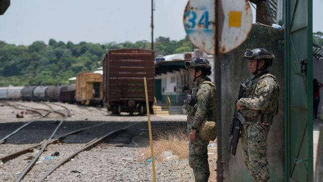 Elementos de la Secretaría de Marina custodian las vías de Ferrosur en Coatzacoalcos.
