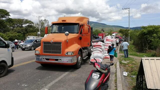 Tráiler detenido en la carretera a la Región de la Montaña