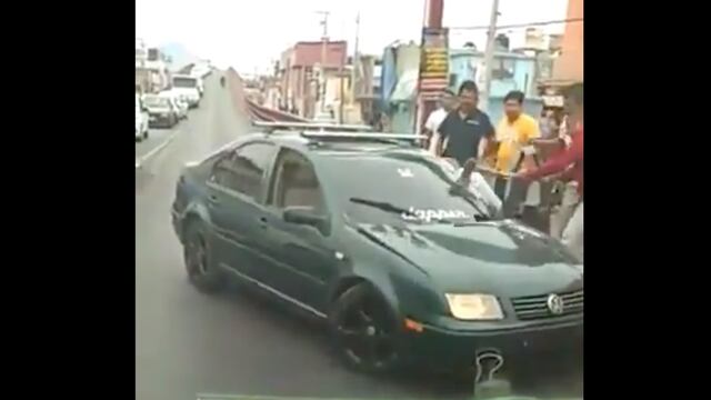 Varios hombres se lanzaron a golpes contra el conductor.