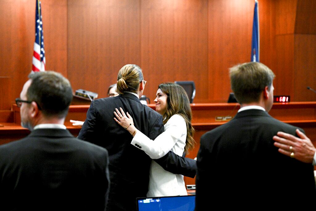Abrazo de Johnny Depp y Camille Vasquez