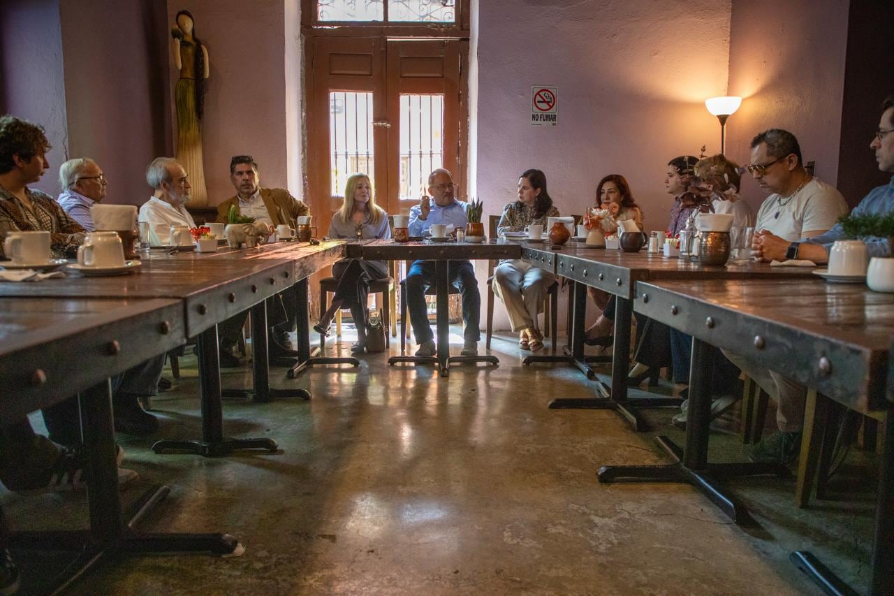 Andrés Mijes sostuvo un encuentro con artistas y promotores culturales para analizar el futuro de la cultura en Nuevo León.