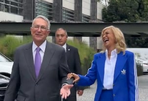 Adela Micha pasea muy sonriente con Ricardo Salinas Pliego en TV Azteca