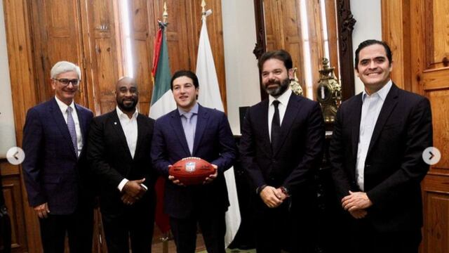 Samuel García con la gente de la NFL