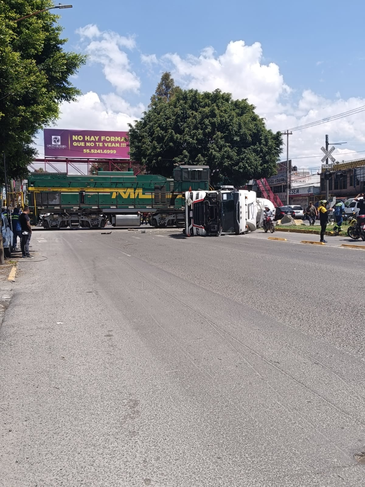 Accidente en Ecatepec: tren embiste a pipa en Vía Morelos