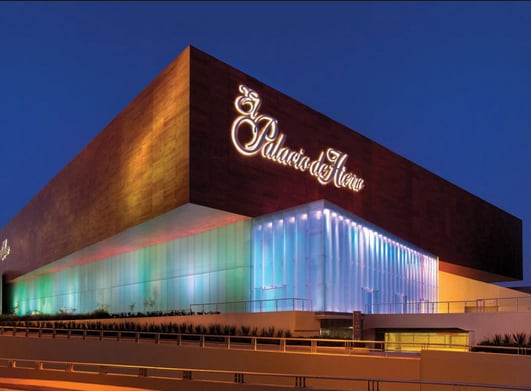 En 1889 en la Expo Universal en París, Francia, el Francés Gustave Eiffel sorprendía al mundo con su torre de hierro bautizada con su apellido.