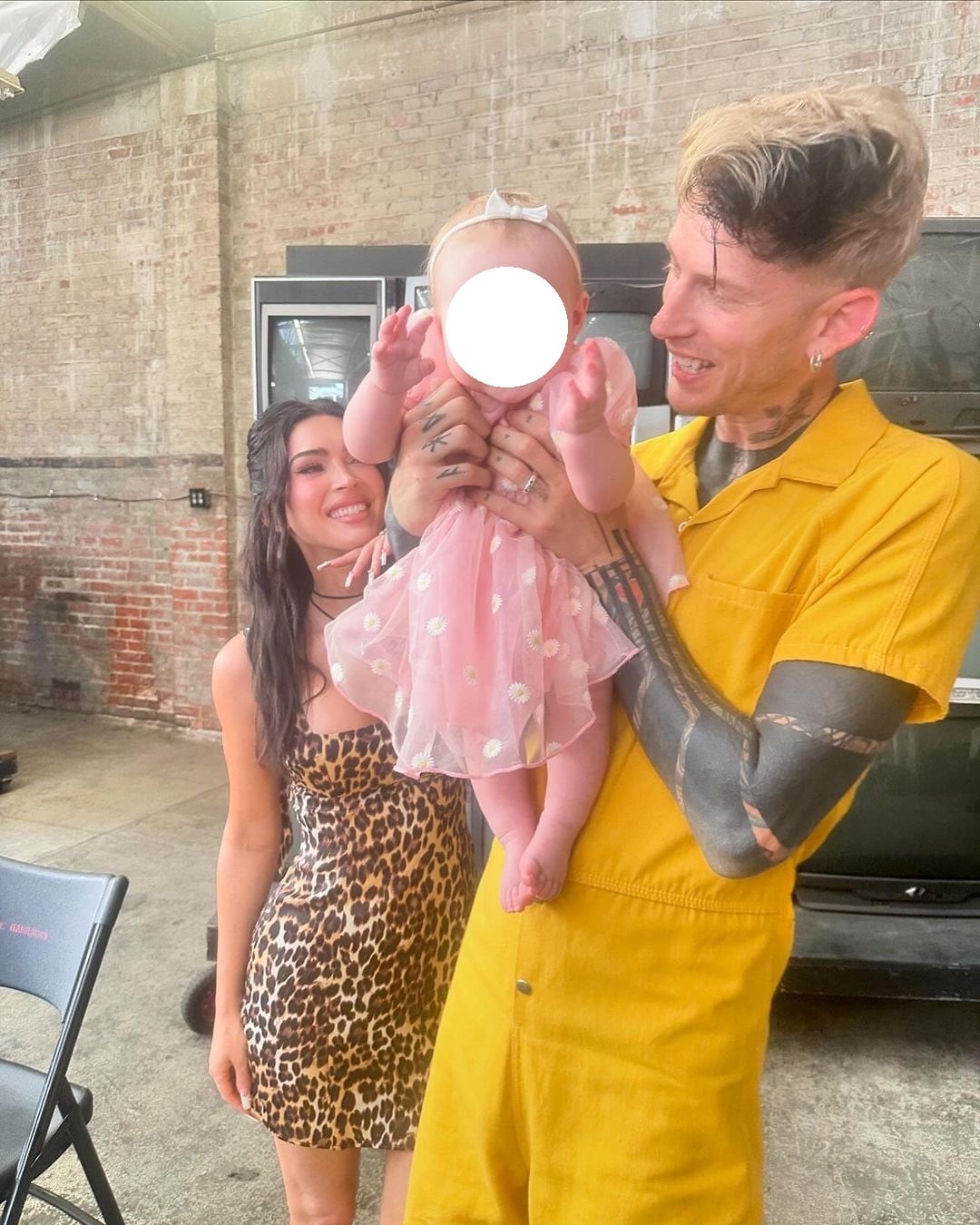 Megan Fox con Machine Gun Kelly con la bebé que aparece en su video.