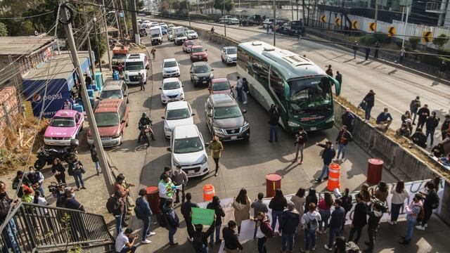 Estudiantes del CIDE bloquean la México-Toluca