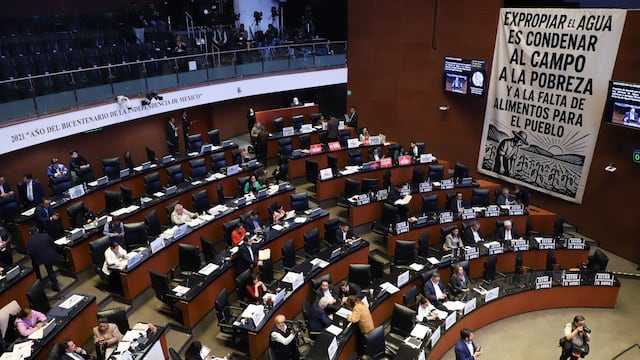 Senadoras del PAN desplegaron una manta con la leyenda "Expropiar el agua es condenar al campo a la pobreza y a la falta de alimentos para el pueblo"