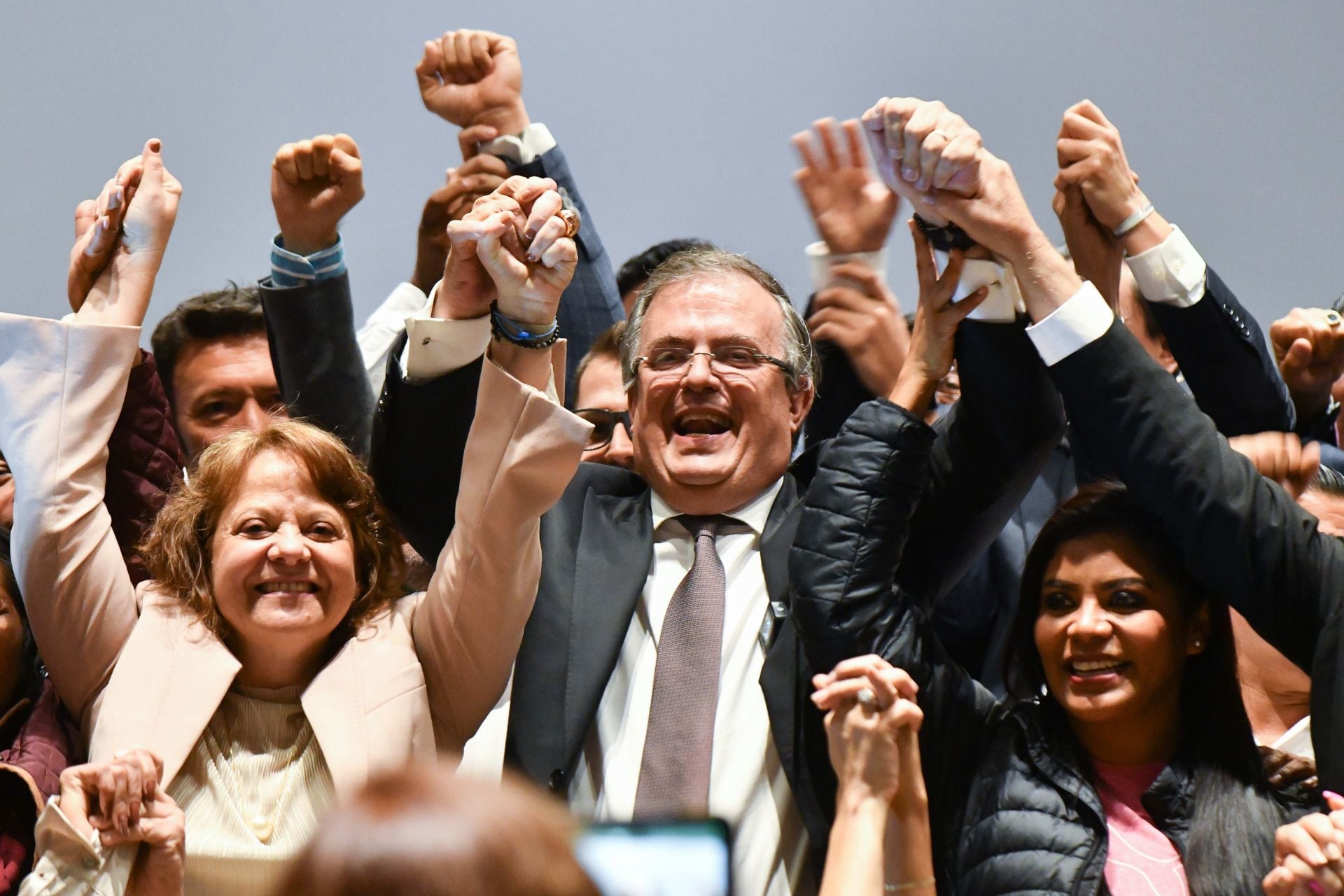 Marcelo Ebrard, secretario de Relaciones Exteriores, en compañía de Diputados federales, anunció su renuncia como canciller