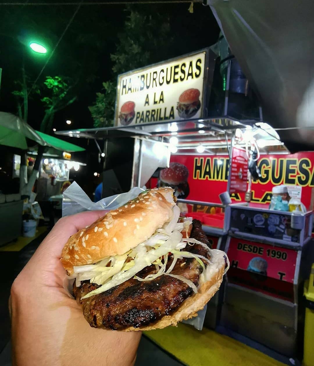 Noroña presume hamburguesa con queso para burlarse de sus críticos (Imagen de referencia).