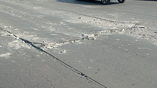 Se abre grieta en Circuito Interior de CDMX y se fractura el concreto hidráulico