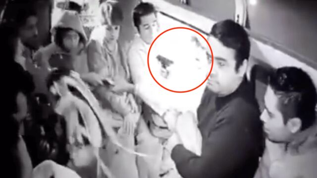 El asaltante llevaba una arma de fuego.