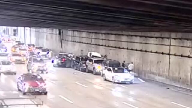Tesla en piloto automático se detiene de la nada en puente de San Francisco, California; causa choque con 8 autos