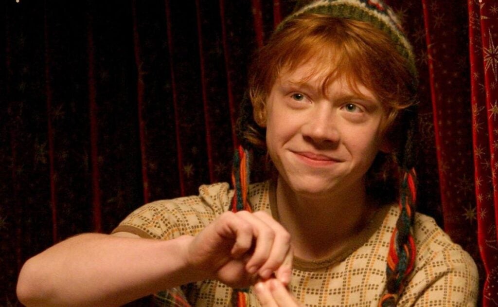 VIDEO: Rupert Grint consumido por Ron Wesley, personaje de Harry Potter, grita “Expensive Petroleum” mientras carga gasolina