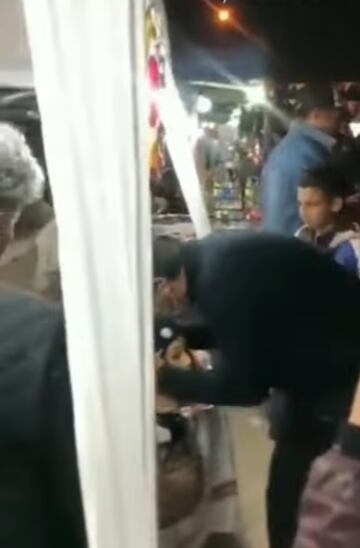 Político besando a maniquí pensado que se trata de un niño