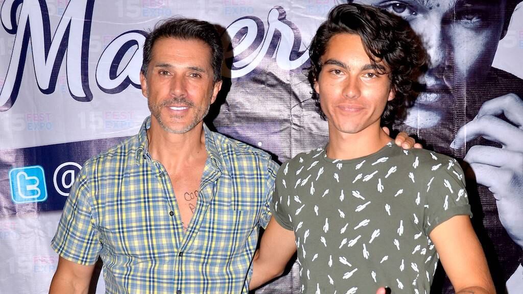 Sergio Mayer junto a su hijo