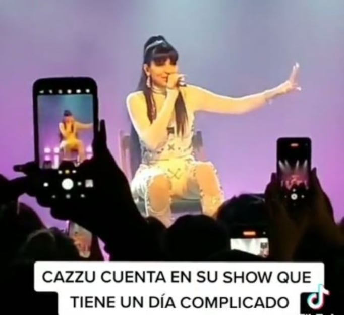 Cazzu mareada durante concierto
