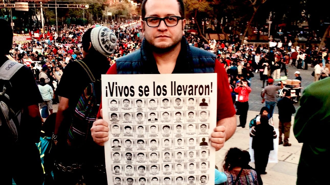 José Ramón López Beltrán comparte foto antigua; “la indignación y las heridas por Ayotzinapa siguen abiertas”