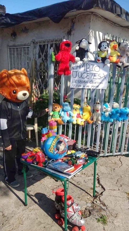 Alexis con sus juguetes.