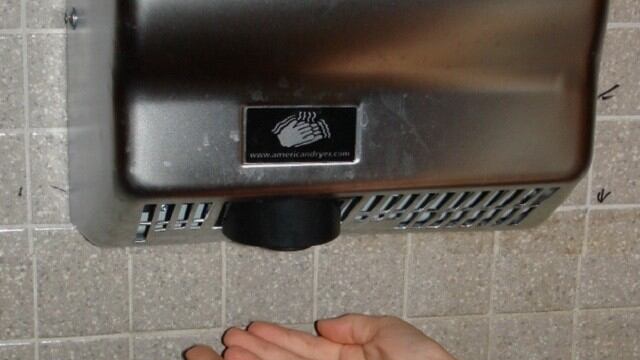 ¿Te vas a secar las manos con este aparatito?, piénsalo dos veces...