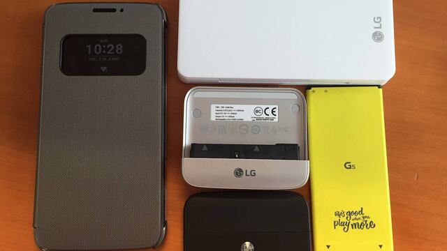 El celular insignia de LG acompañado de sus módulos y batería.