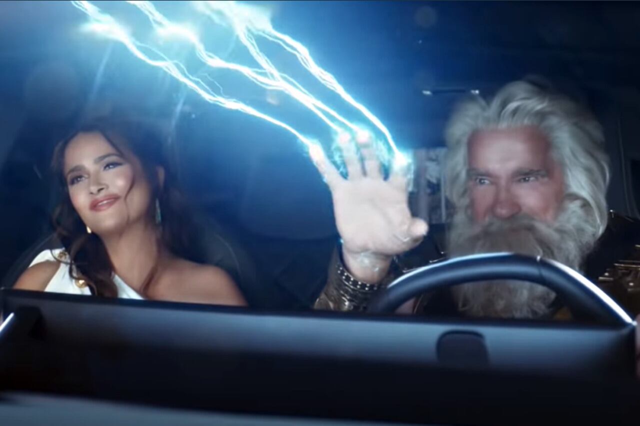 Salma Hayek y Arnold Schwarzenegger en comercial