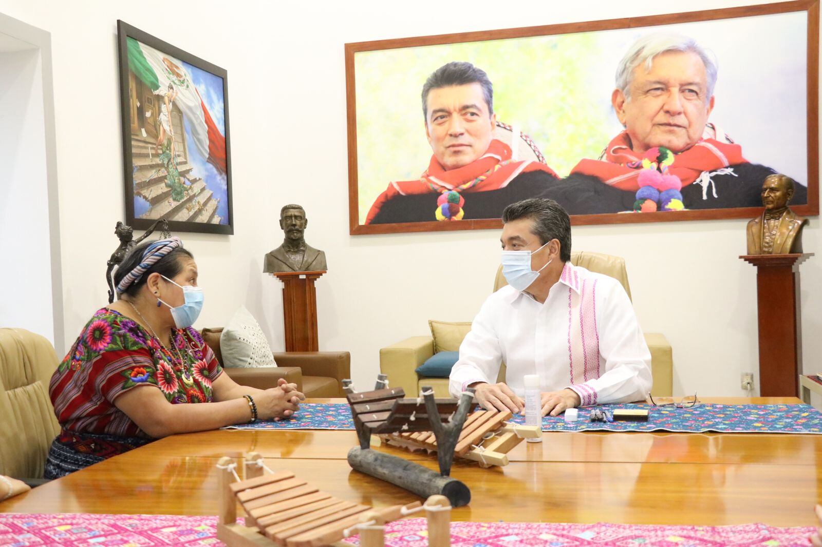 Rigoberta Menchú y Rutilio Escandón