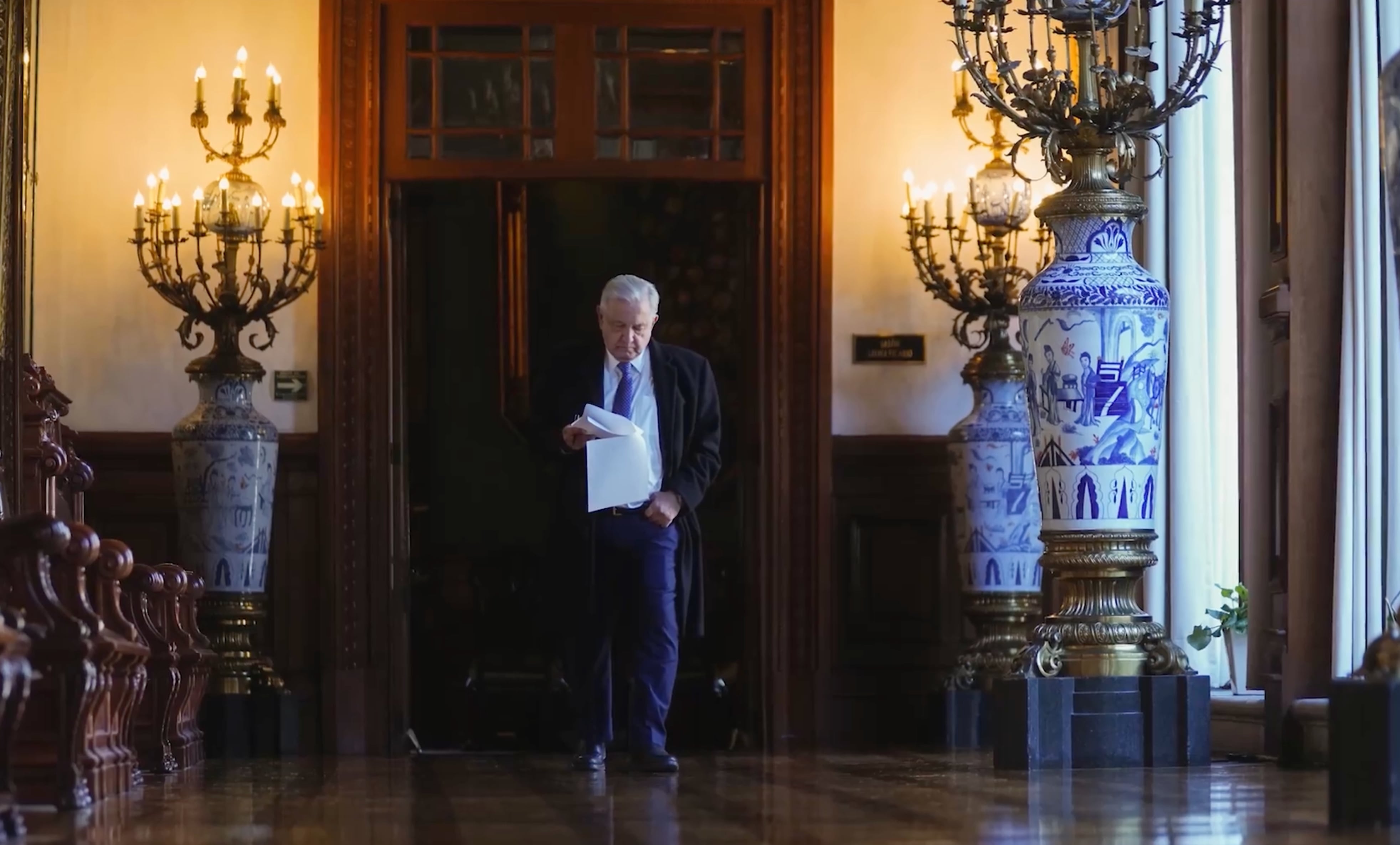 AMLO es captado preparando un discurso