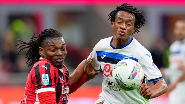 Rafael Leao y Juan Guillermo Cuadrado en el AC Milan vs Atalanta.