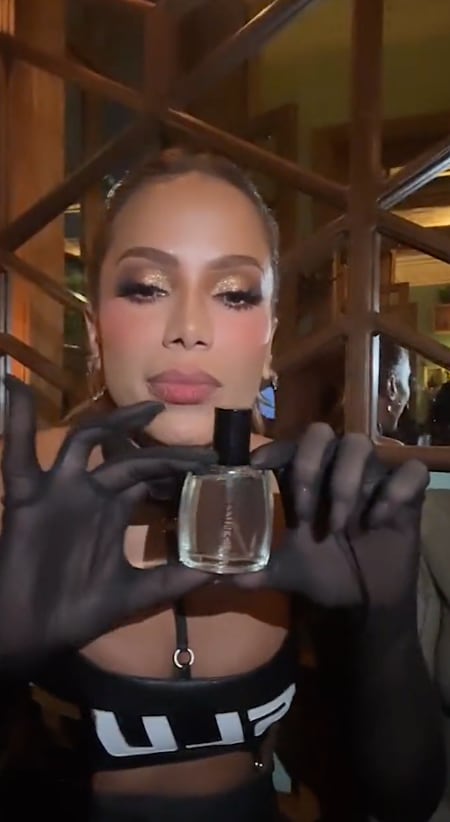 Anitta le regaló Puzzy a Wendy Guevara.
