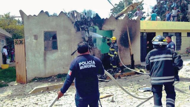 Avioneta cae sobre casa en Puebla