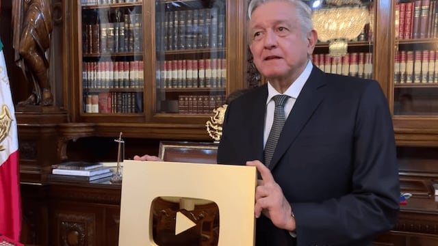 AMLO en youtuber, presume su botón de oro por sus más de un millón de suscriptores