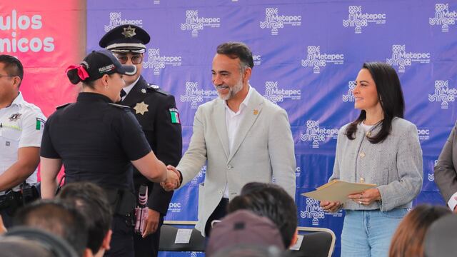 Fernando Flores entregó estímulos económicos a policías de Metepec