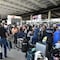 Erupción de volcán Etna deja varados a miles de turistas en el aeropuerto de Catania