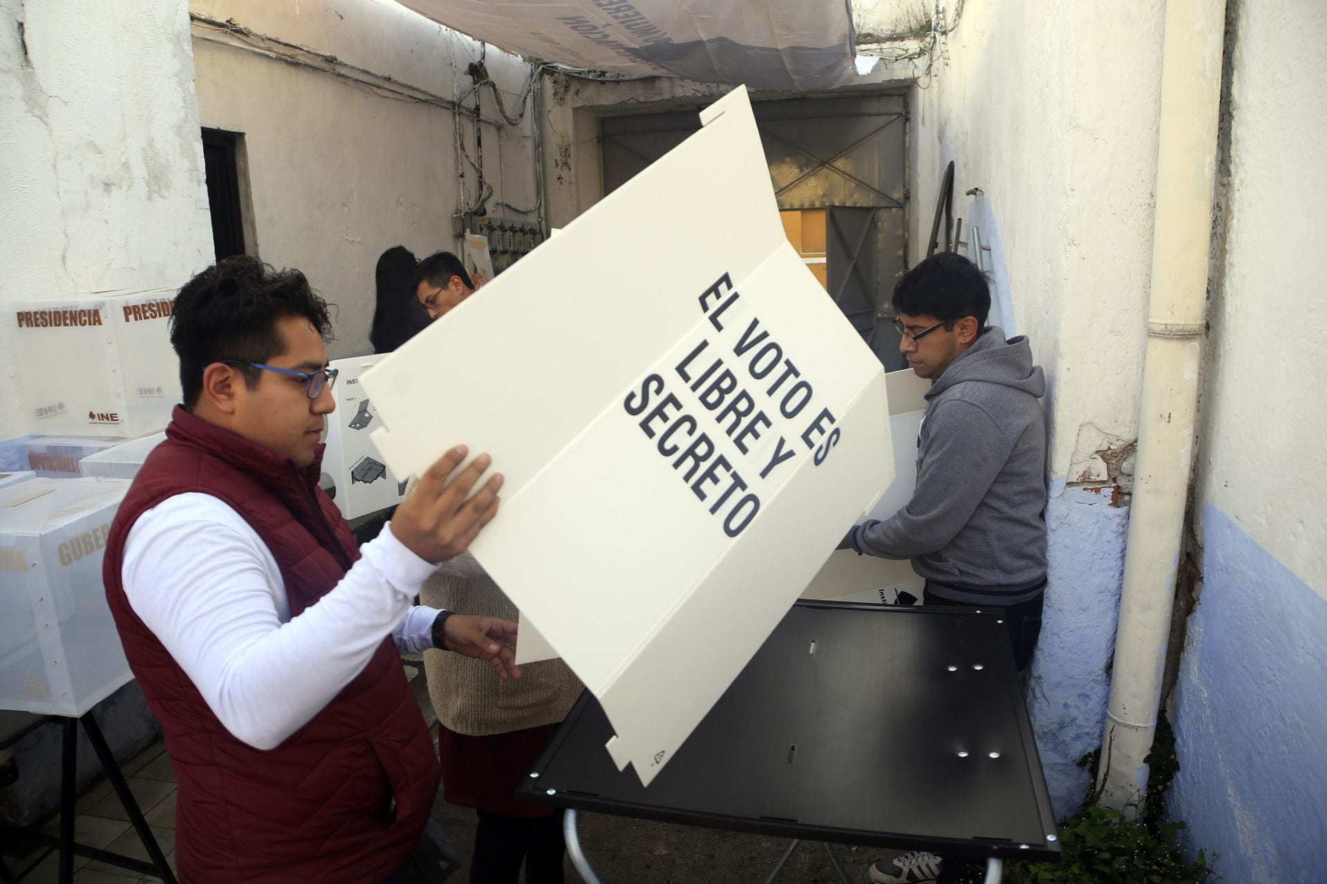 PUEBLA, PUEBLA 01JULIO2018.- Funcionarios de casilla realizan la instalación de las mismas para la jornada electoral en la que se eligirá presidente de la república, gobernatura, presidencias municipales senadores y diputados federales y locales.
FOTO: CUARTOSCURO.COM